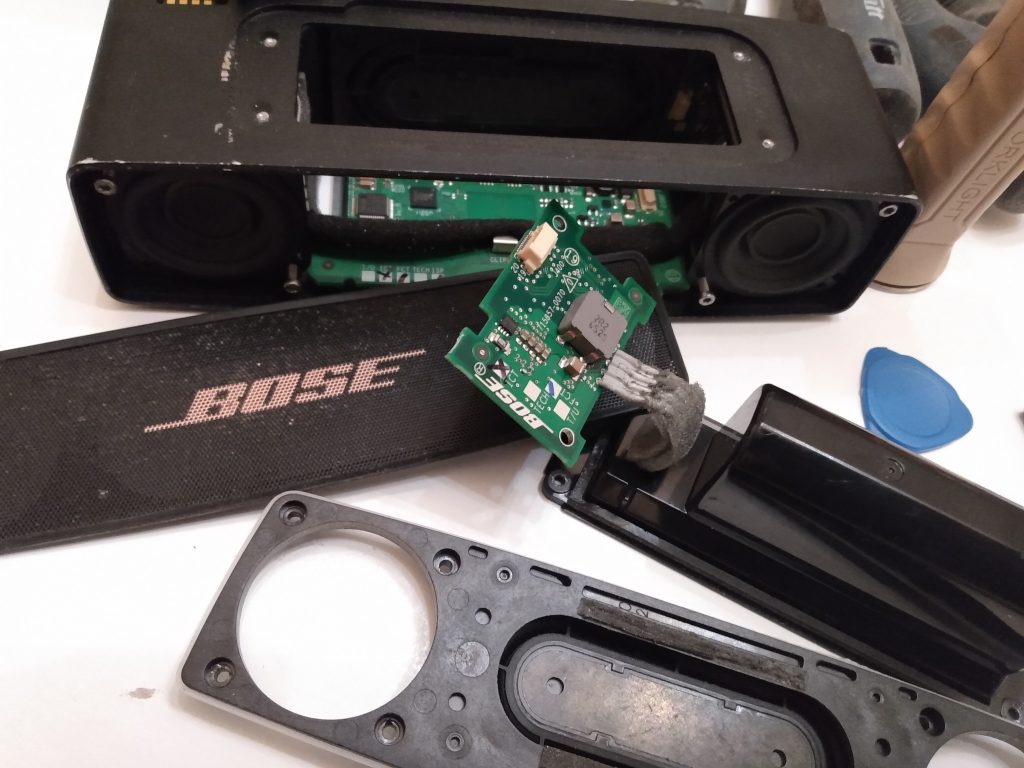 Changement de batterie d'un haut-parleur Bluetooth haut de gamme.