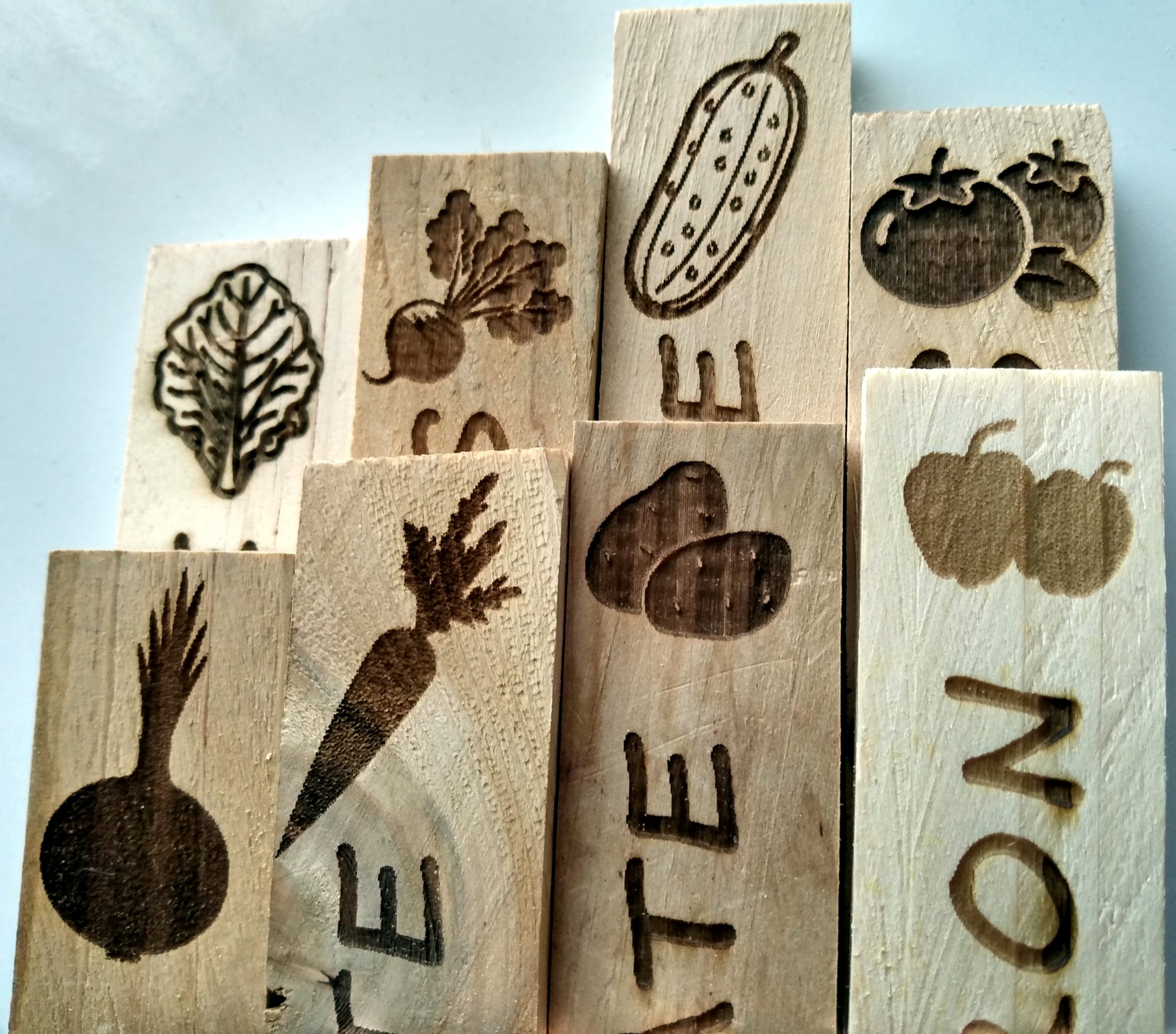 kit de 8 étiquettes de jardin en bois – Image 2